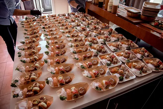 Mesa de catering Suteki con decenas de barquitos de sushi listos para servir