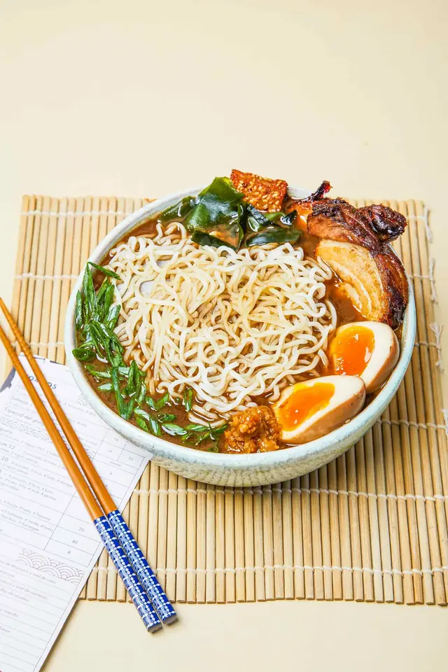 Ramen Sapporo de Suteki con huevo, alga y verdeo